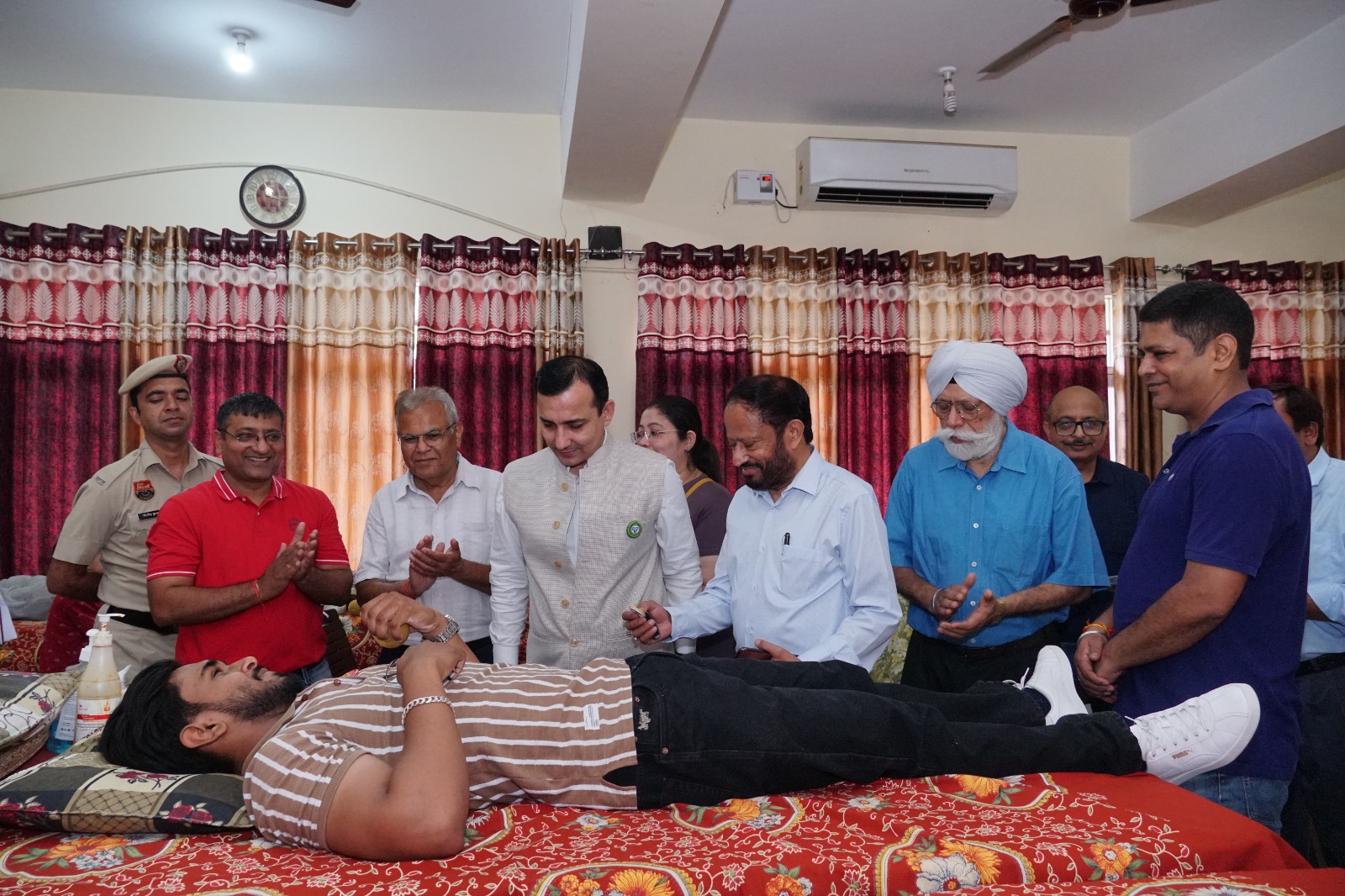 ट्रांसफ्यूजन मेडिसिन विभाग, पीजीआईएमईआर, चंडीगढ़ और थैलेसीमिक चैरिटेबल ट्रस्ट (टीसीटी) ने बाल निकेतन, सेक्टर 2 पंचकूला के सहयोग से 28 जून 2025 को अपने परिसर में रक्तदान शिविर का आयोजन किया।